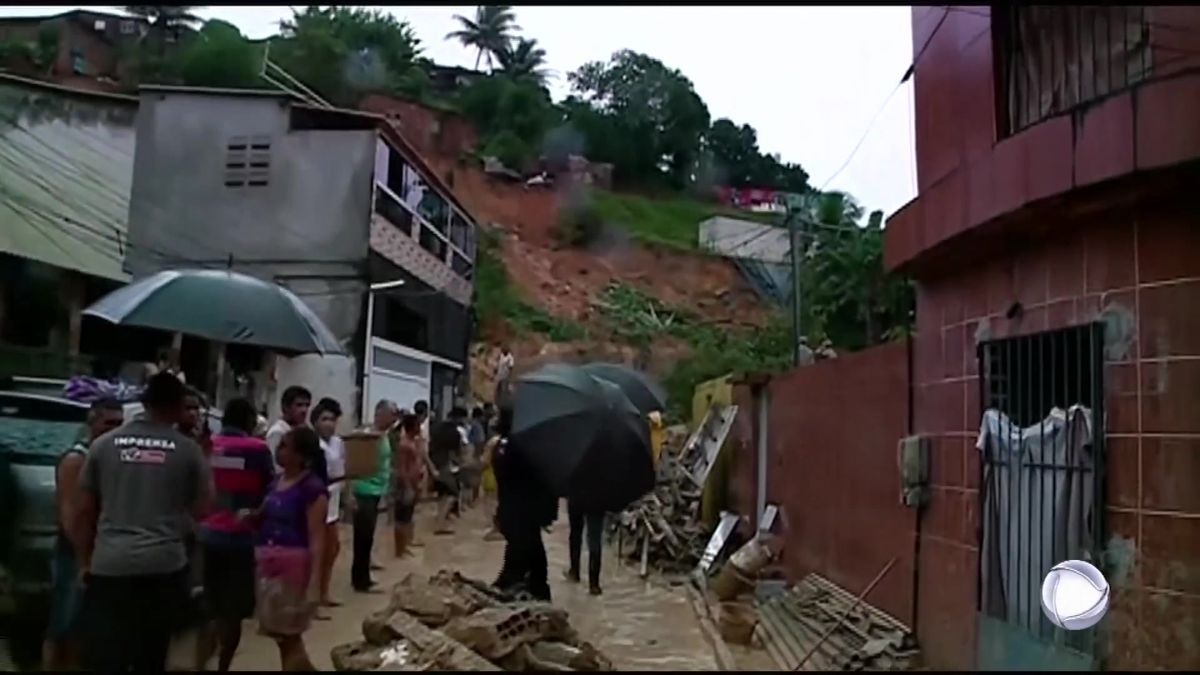 Video: Déšť v Brazílii trhá svahy, ulicemi proudí bahno. Mrtvých je přes 70